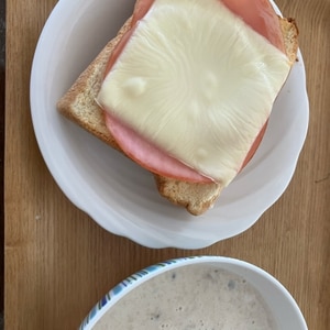 ハムとチーズのからしマヨトースト